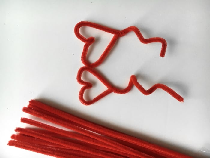 A fun kids craft - make a Valentine's wreath using pipe cleaners
