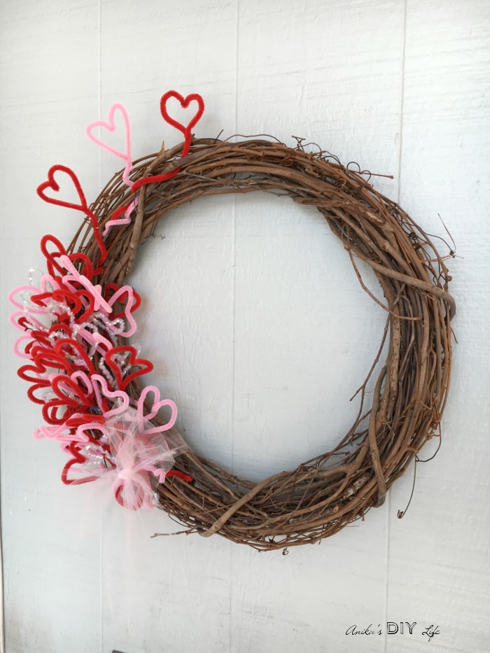 An easy DIY Valentine's Wreath! It is so beautiful with its rustic charm. Its a great kids valentine's craft too!