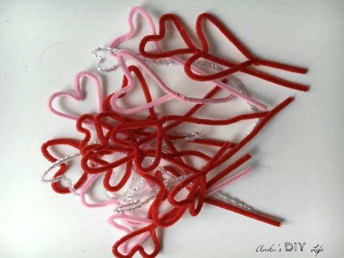 A fun kids craft - make a Valentine's wreath using pipe cleaners