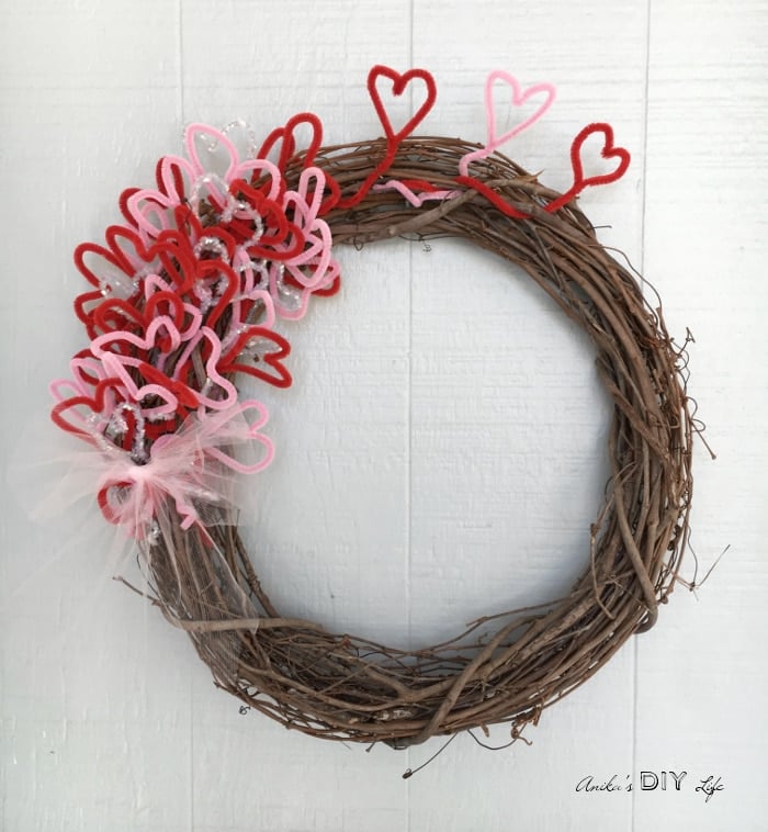 An easy DIY Valentine's Wreath! It is so beautiful with its rustic charm. Its a great kids valentine's craft too!