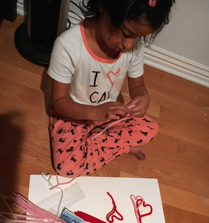 A fun kids craft - make a Valentine's wreath using pipe cleaners