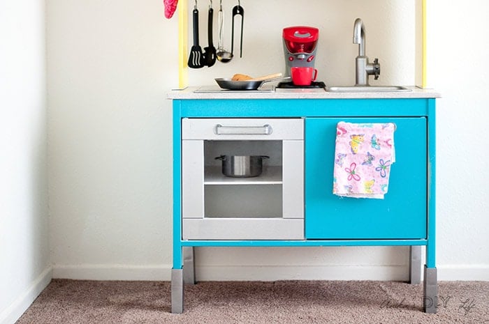 How to give a fun and colorful makeover to the Ikea Duktig kitchen