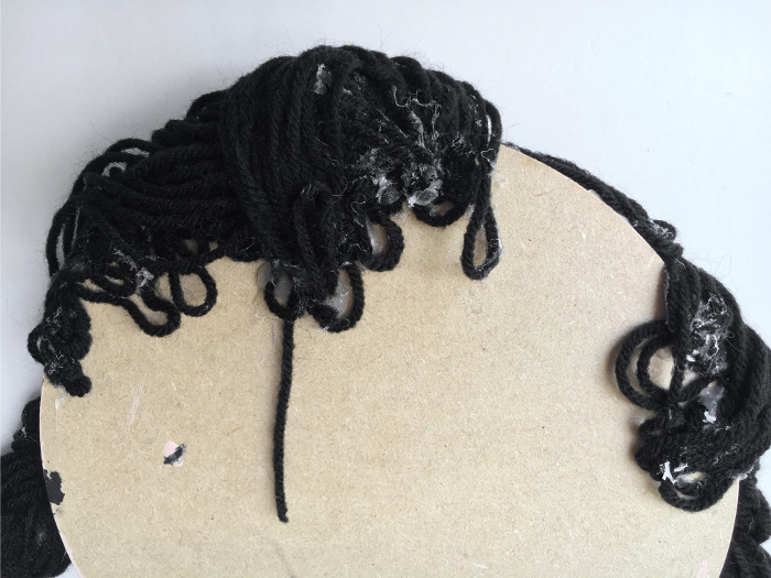 How to make a cute hair bow holder using yarn! Perfect for a little princess