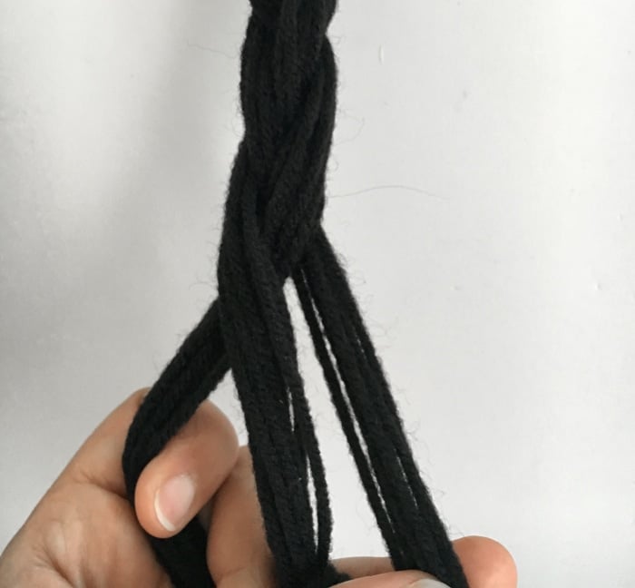How to make a cute hair bow holder using yarn! Perfect for a little princess
