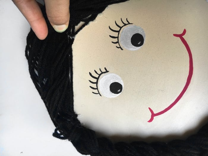 How to make a cute hair bow holder using yarn! Perfect for a little princess