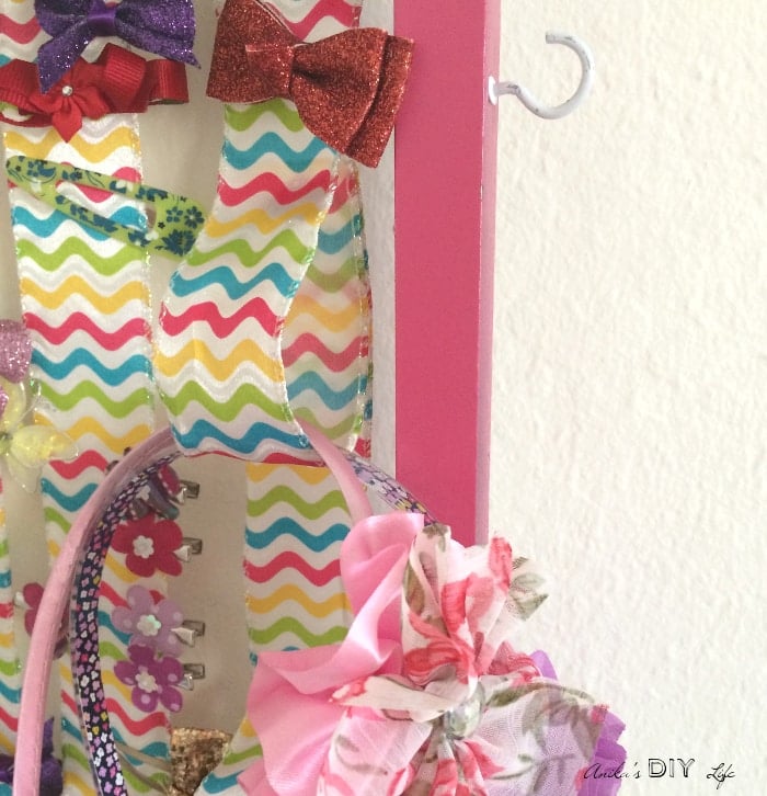 How to organize hair bands with this amazing DIY little girls accessory organizer