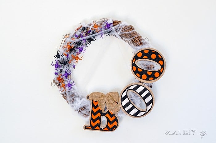 A DIY Halloween wreath that is super easy to make and looks great on the front door too! See how to make it for under $10 and 10 minutes!
