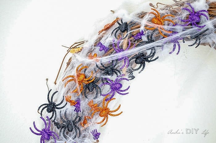 She stuck sparkly spiders in there to make a gorgeous Halloween decor!