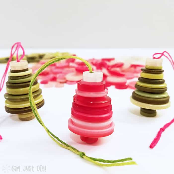 Easy DIY red and green button ornament shaped as Christmas trees