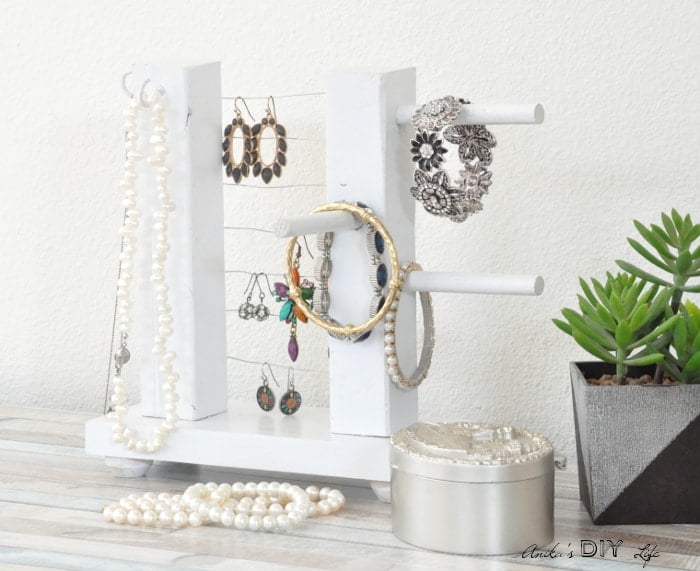 This simple table top jewelry holder is so easy and quick to make!! It looks really pretty and organizes all the bracelets, earrings and necklaces