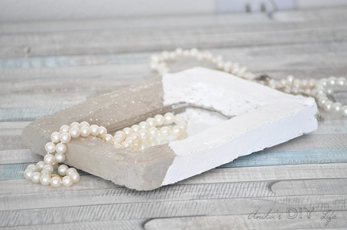 Make an easy DIY concrete tray with a mirror! IThis is such a pretty mirrored tray!