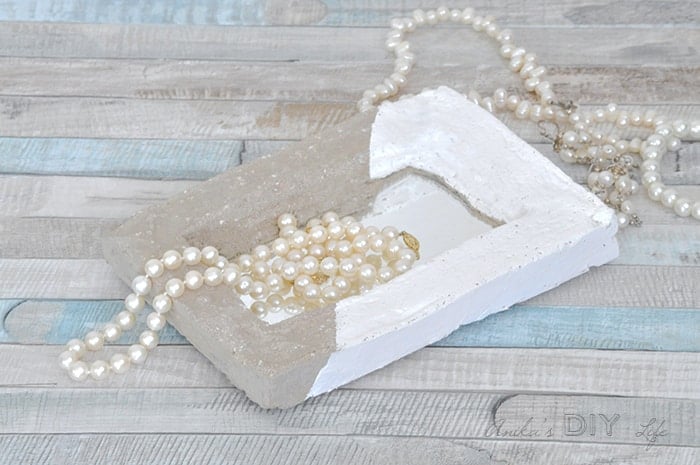 Make an easy DIY concrete tray with a mirror! IThis is such a pretty mirrored tray!