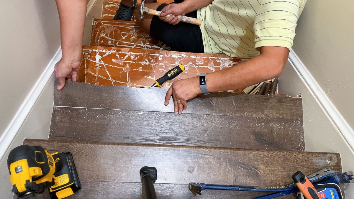 removing vinyl plank flooring from the stair