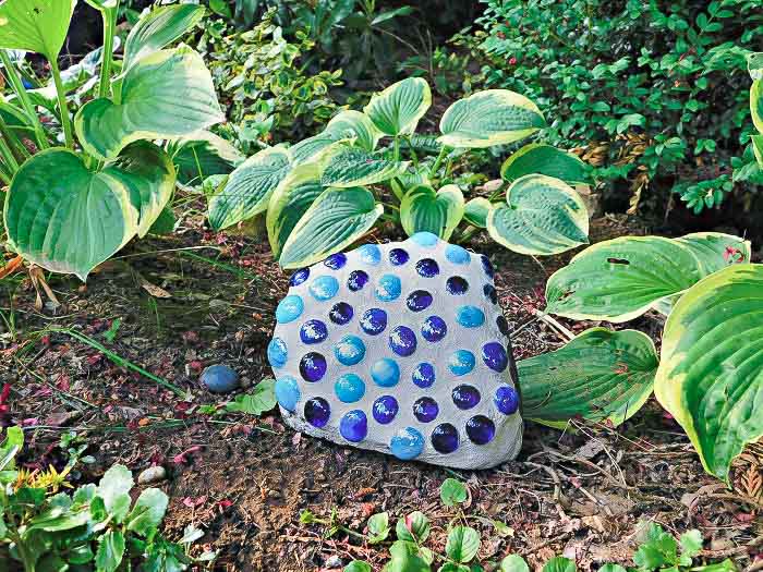 DIY Mosaic rock in blue and navy in the garden.