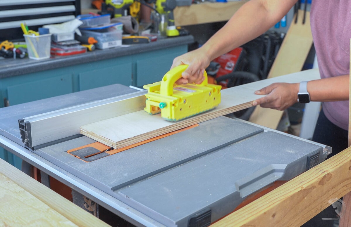 Making a groove in a plywood with table saw