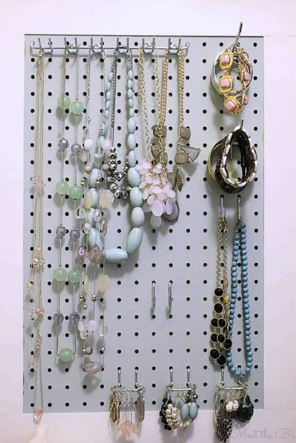 Simple DIY Necklace Holder Stand Ideas That Would Make Great Gifts