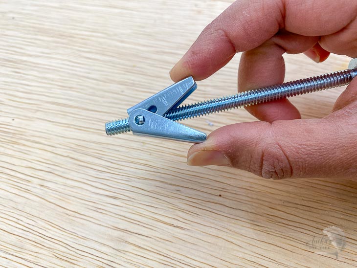 thumbnail image 2 of M4 M5 M6 M8 M10 Galvanized Winged Butterfly Spring Toggle Bolt Anchor - Fastener 2 of 10