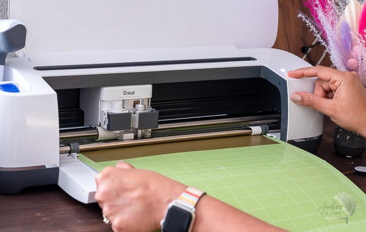 Cutting vinyl on Cricut to customize DIY jewelry stand