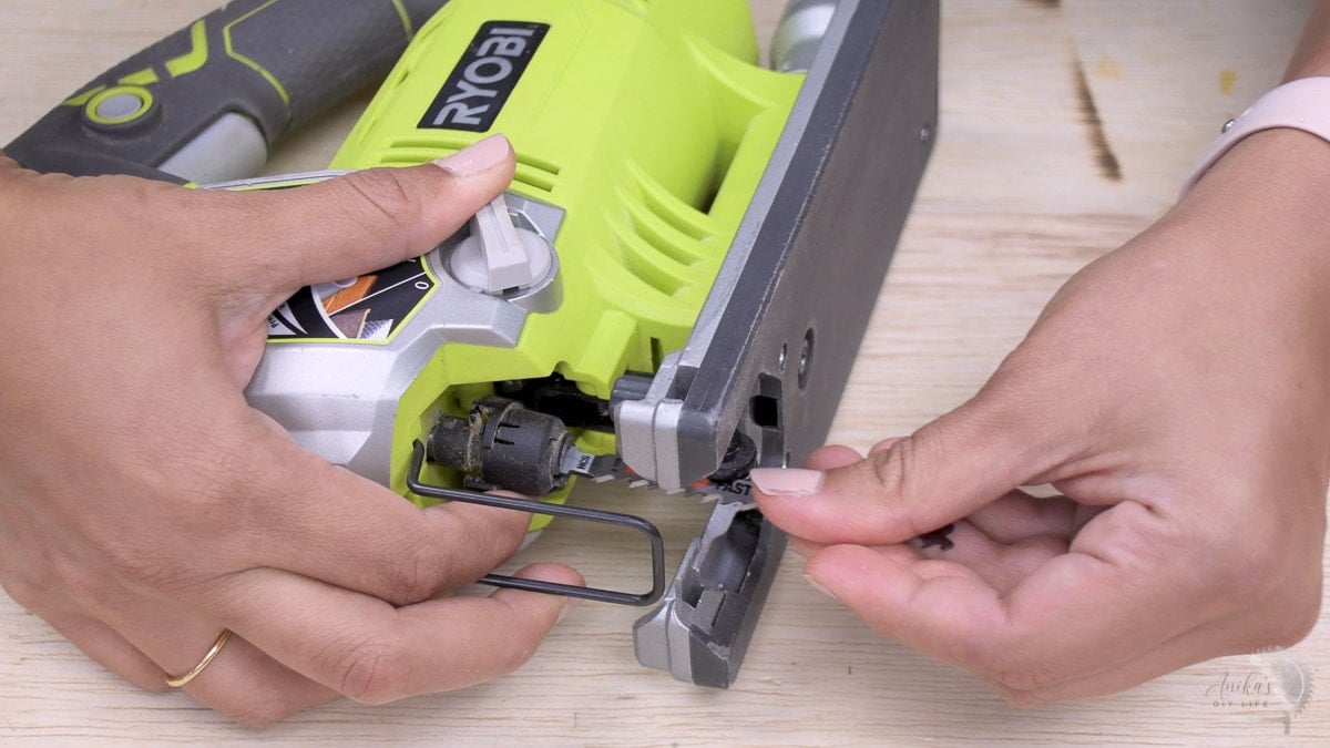 installing a blade on the ryobi jigsaw