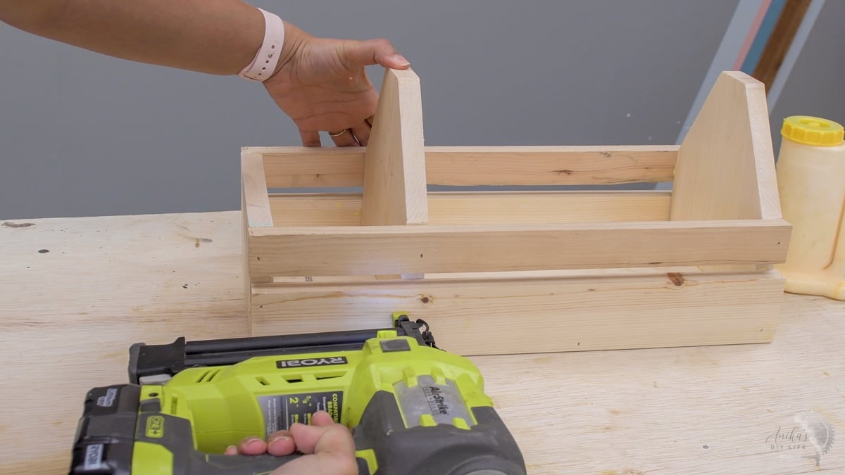 Attaching divider in the tool box