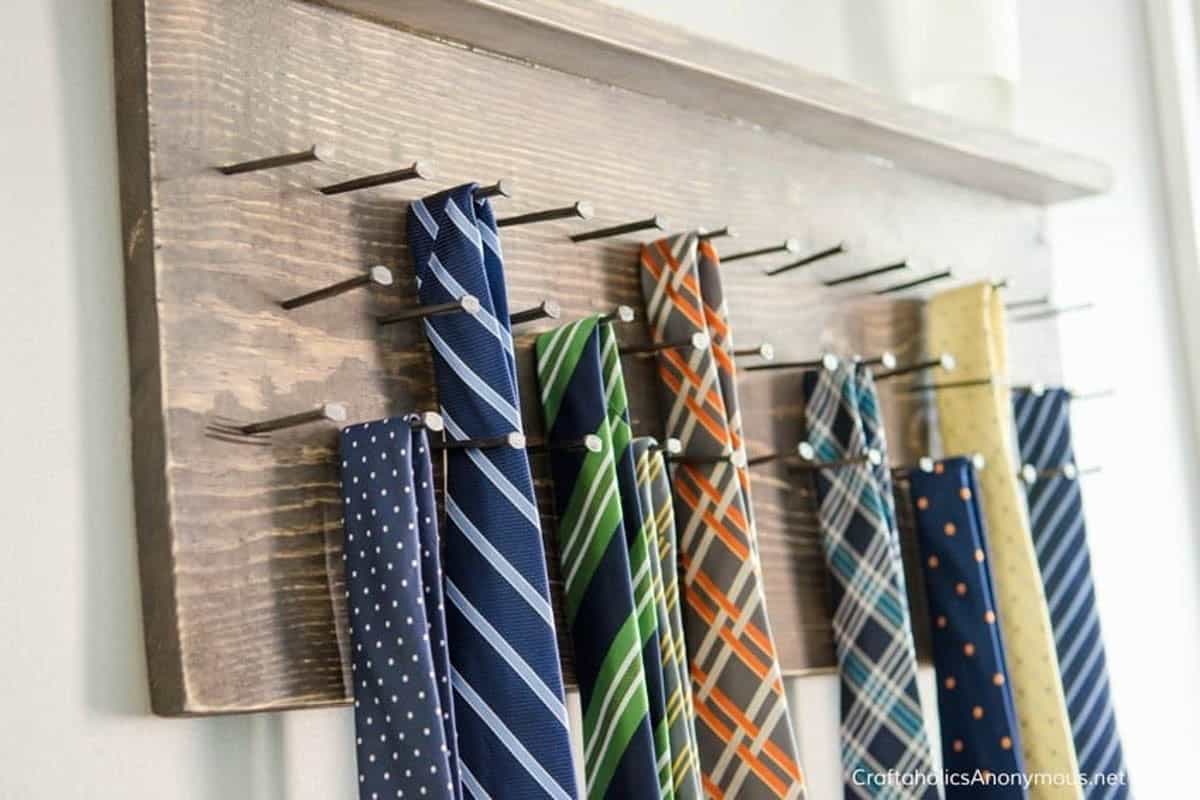 DIY Wood tie rack with ties