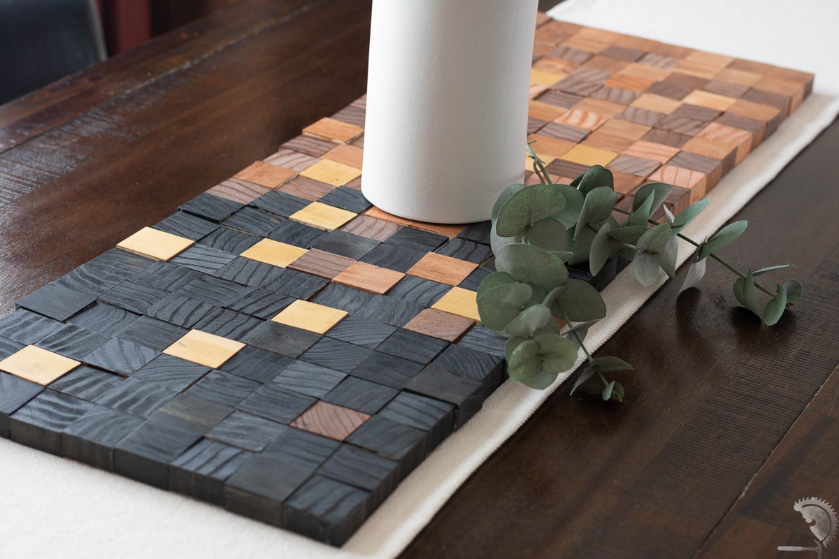 DIY: Faça você mesmo esse lindo caminho de mesa usando restos de madeira 21 caminho de mesa de bloco de madeira na mesa com vegetação