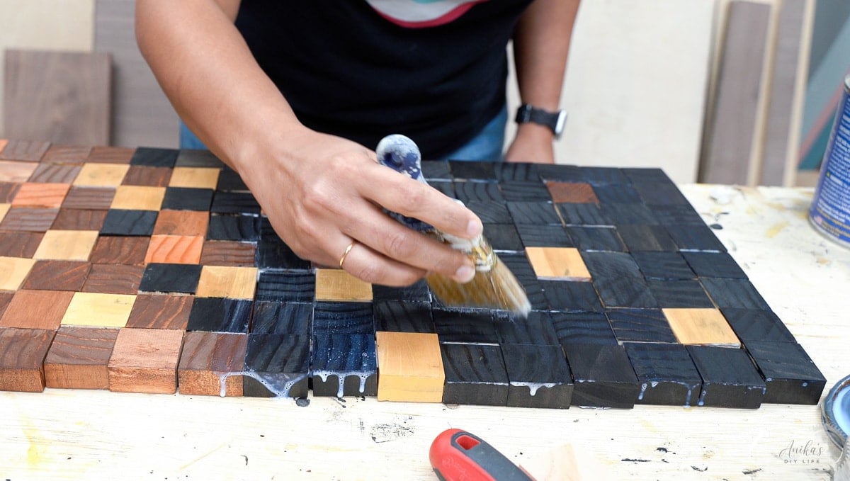 DIY: Faça você mesmo esse lindo caminho de mesa usando restos de madeira 19 mulher aplicando top coat em caminho de mesa