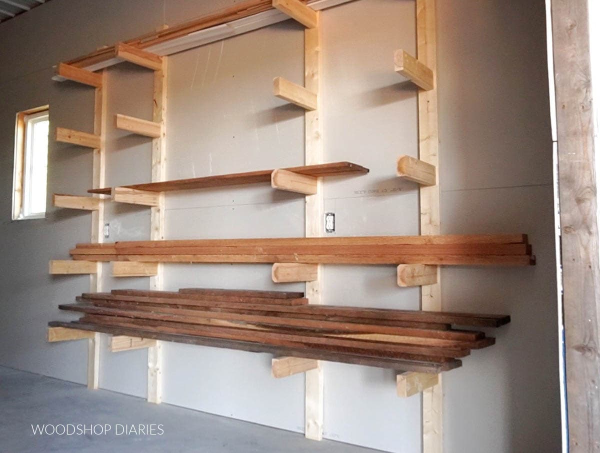 Como Armazenar Madeira Corretamente: Ideias e Dicas 3 ideia de rack de armazenamento de madeira montado na parede usando 2x4s
