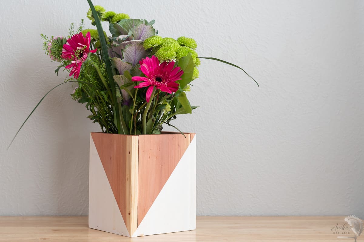Vasos de Madeira DIY: Projeto Simples e Econômico para Iniciantes 1 vaso de pau-brasil branco e natural na mesa com flores