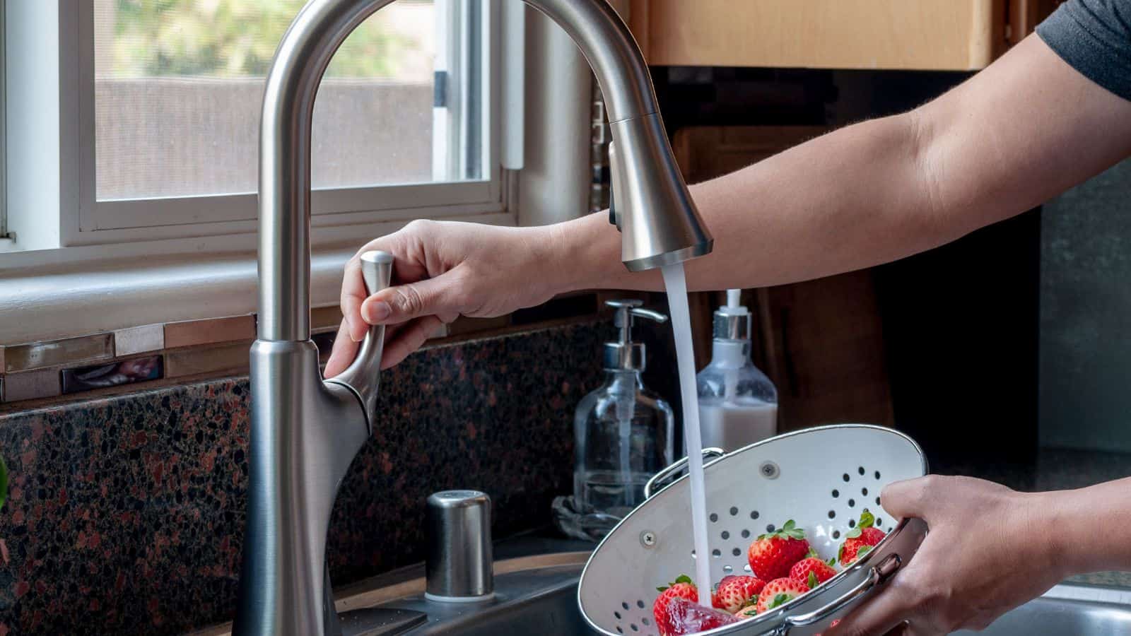 washing strainer of strawberries with new kitchen faucet