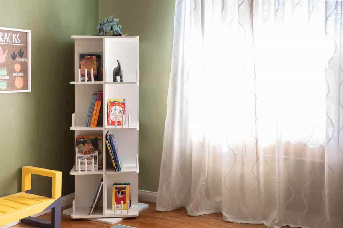 Rotating bookcase made with plywood