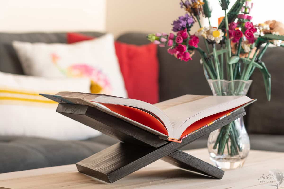 Side view of the DIY book stand