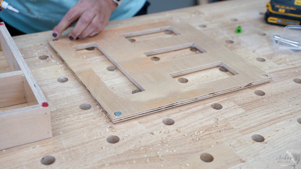 Attaching the magnets in the lid 