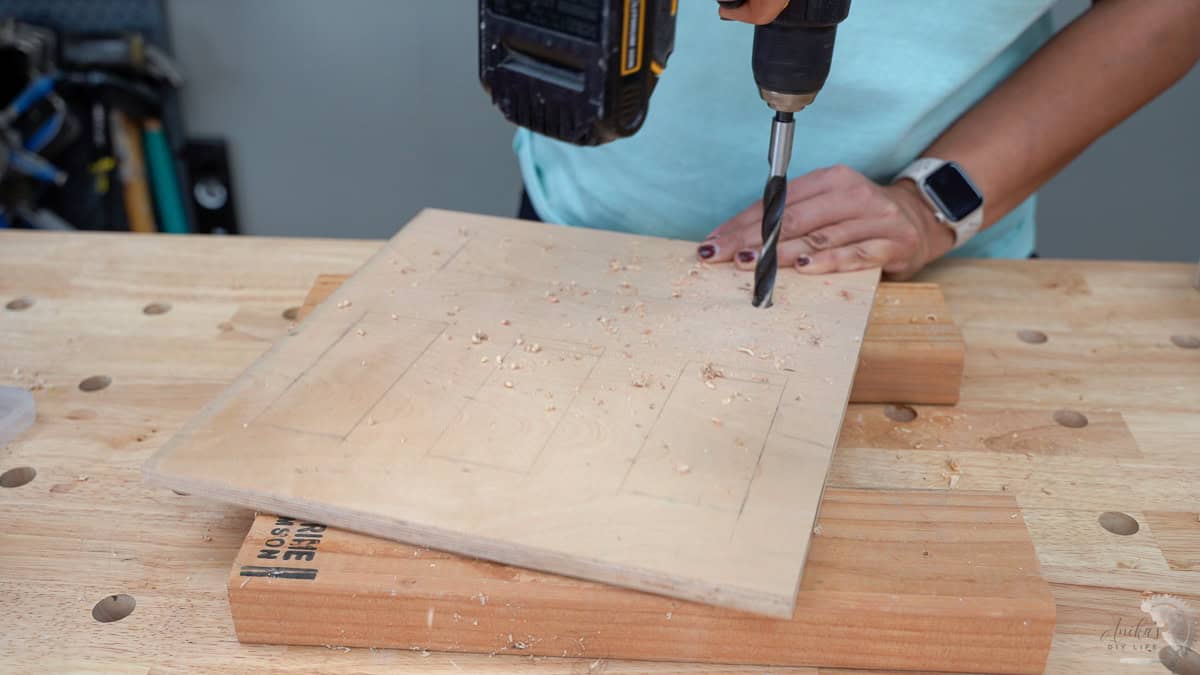 Making a starter hold for the jigsaw blade to cut the top of the ziploc bag organizer